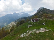 72 Dalla cima del Monte Brate scendiamo alla sottostante  Baita del Cune 